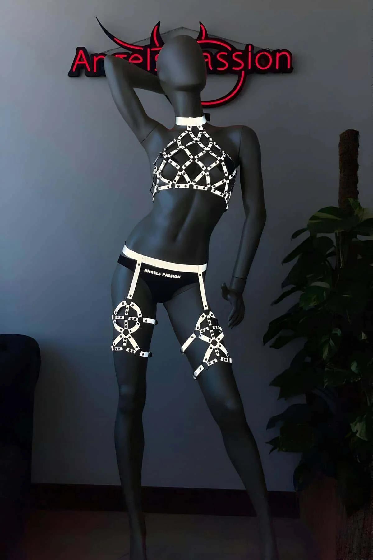 Doğrudan ışık altında beyaz-gümüş parlayan reflektör kafesli halter harness yan görünümü