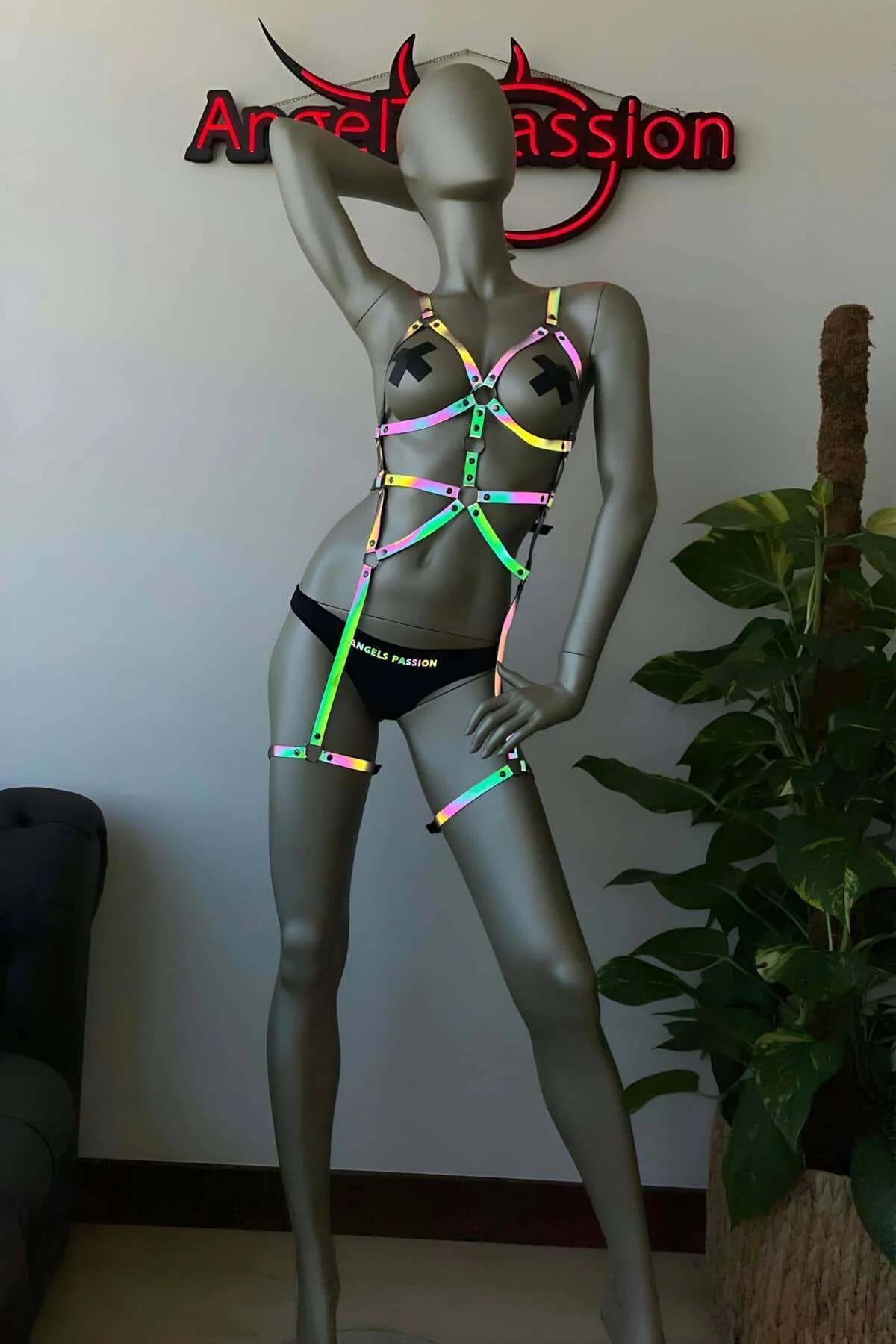 Neon ışık altında bel bandı ve eşleşen uyluk parçalarıyla iridesant reflektör harness'ın tam vücut görünümü