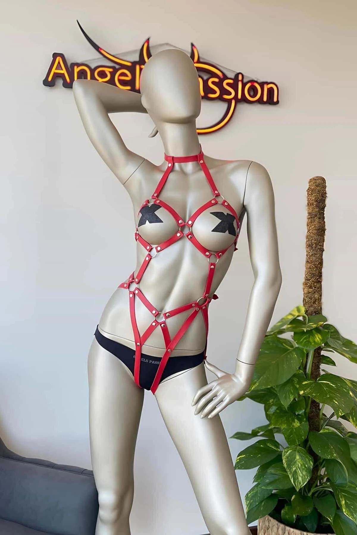 göğüste gümüş ton perçinli 1 cm genişliğinde kırmızı suni deri askı