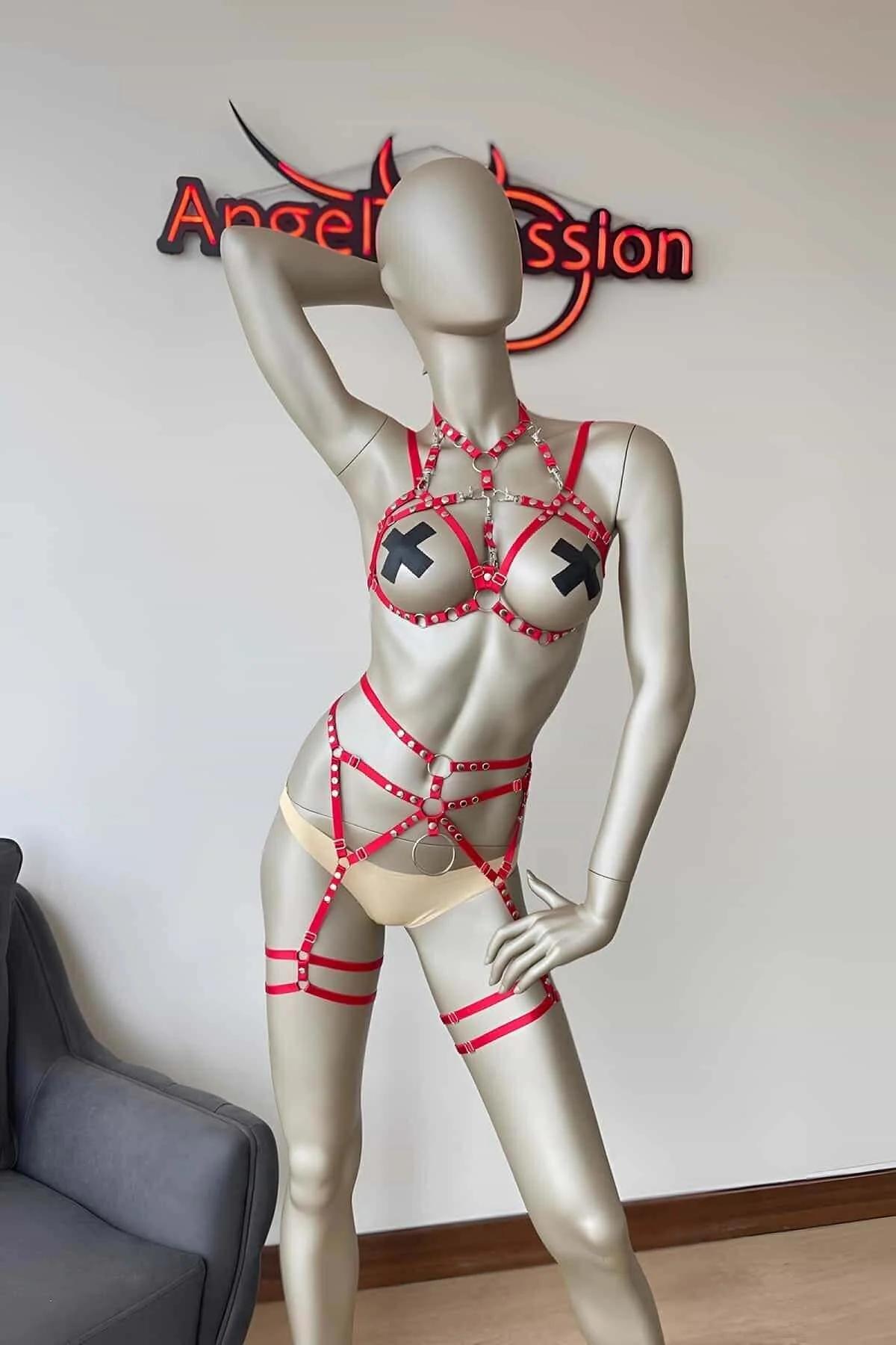 Gümüş zımba boyunluk ve 3 cm merkezi O-halka detaylı kırmızı suni deri göğüs harness ön görünüm