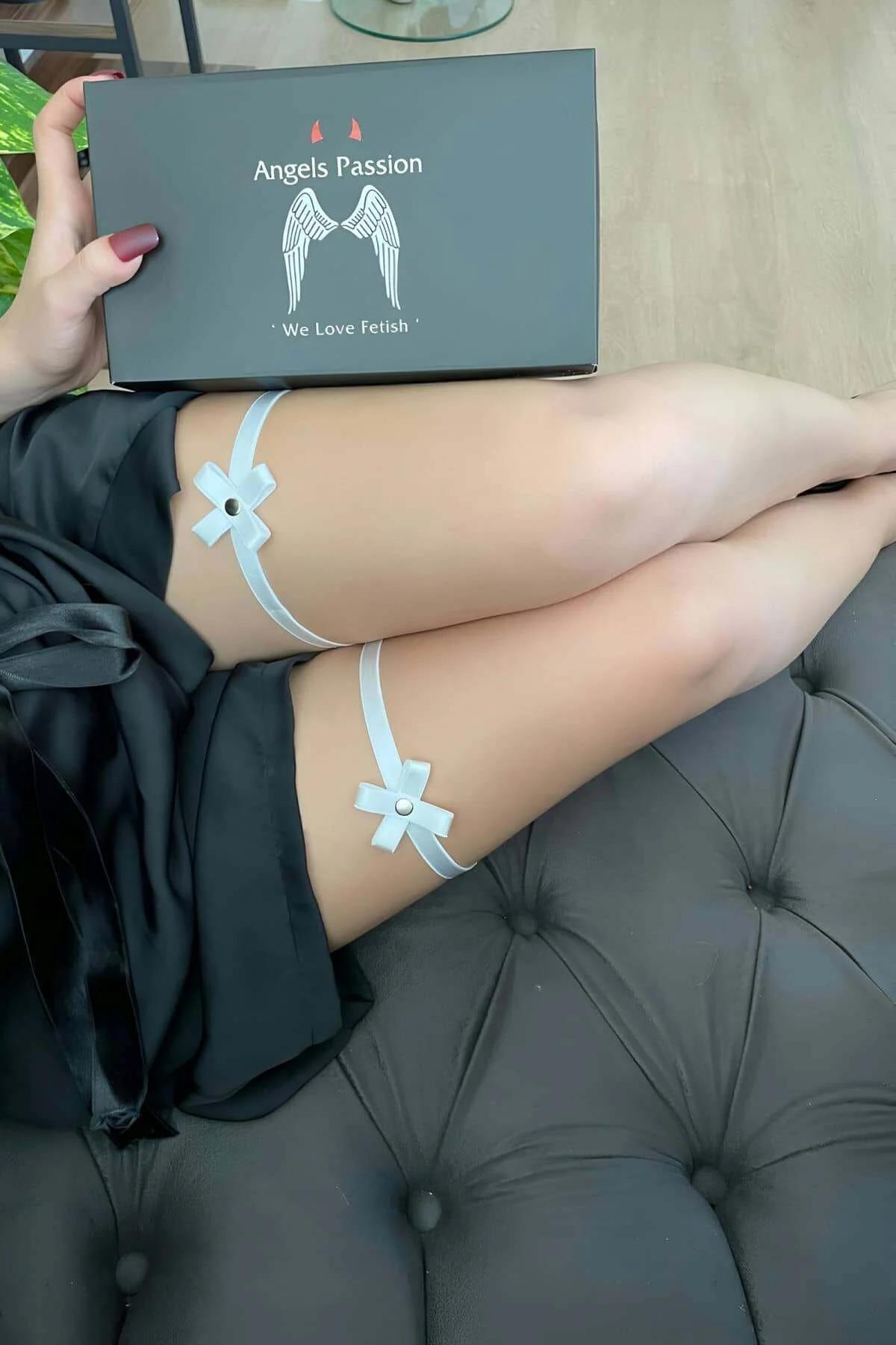 polyester çiçek ve akrilik inci detaylı pastel mavi kurdeleli bacak jartiyer yakın çekim
