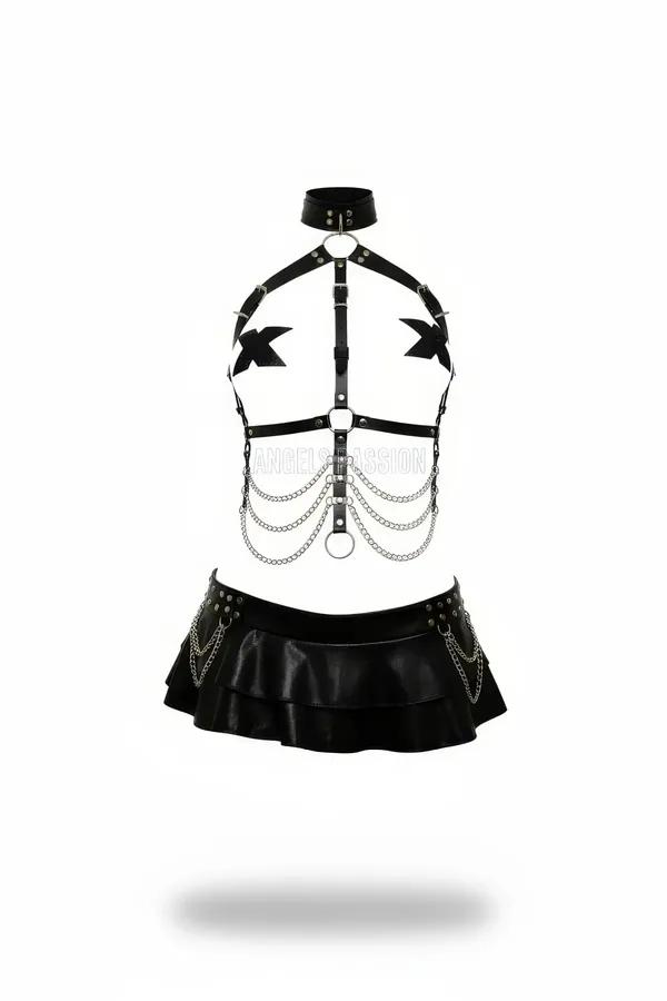 Gümüş O-halka, sallantı zincir ve perçin detaylı siyah suni deri çoker harness ve kademeli mini etek takımı, beyaz arka plan