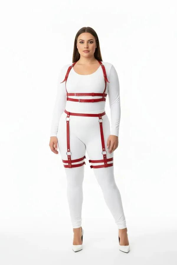 Çift uyluk bantlı ve gümüş O-halkalı kırmızı suni deri tam vücut harness, beyaz kıyafet üzerinde