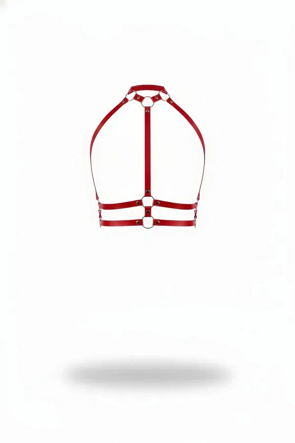 Krom O-halkalı ve çift paralel bustiye altı askılı kırmızı suni deri halter harness, beyaz arka plan