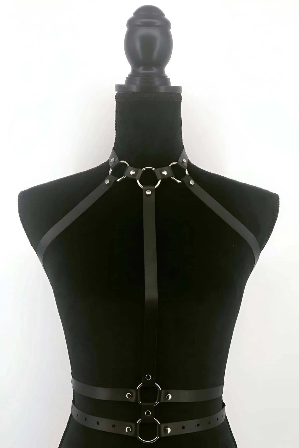 Çıtçıt kapama ve strap genişliğini gösteren siyah vegan deri boyunluk harness arka görünümü