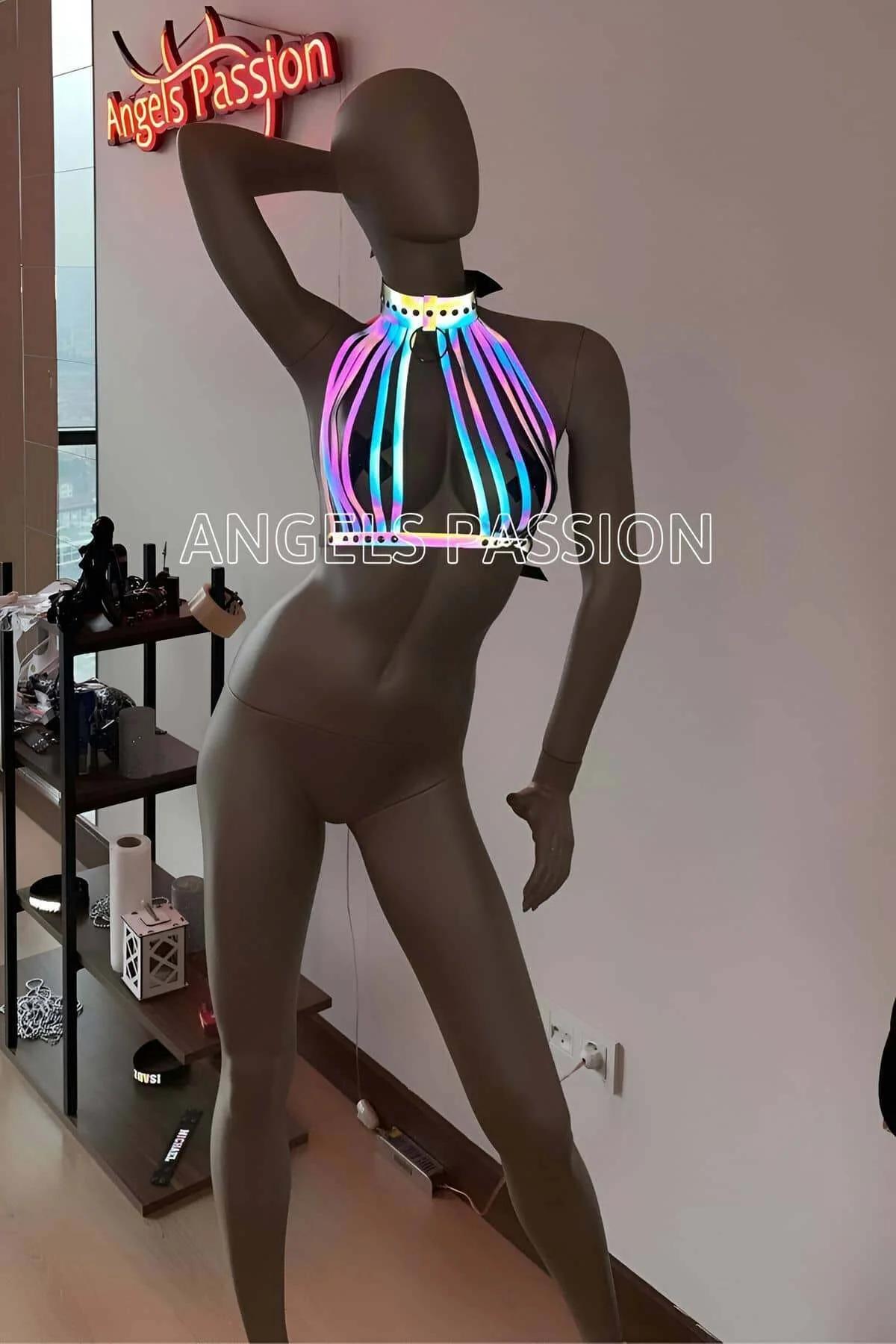 çıplak sırtta gökkuşağı harness çoker çıtçıt kapama arka görünüm