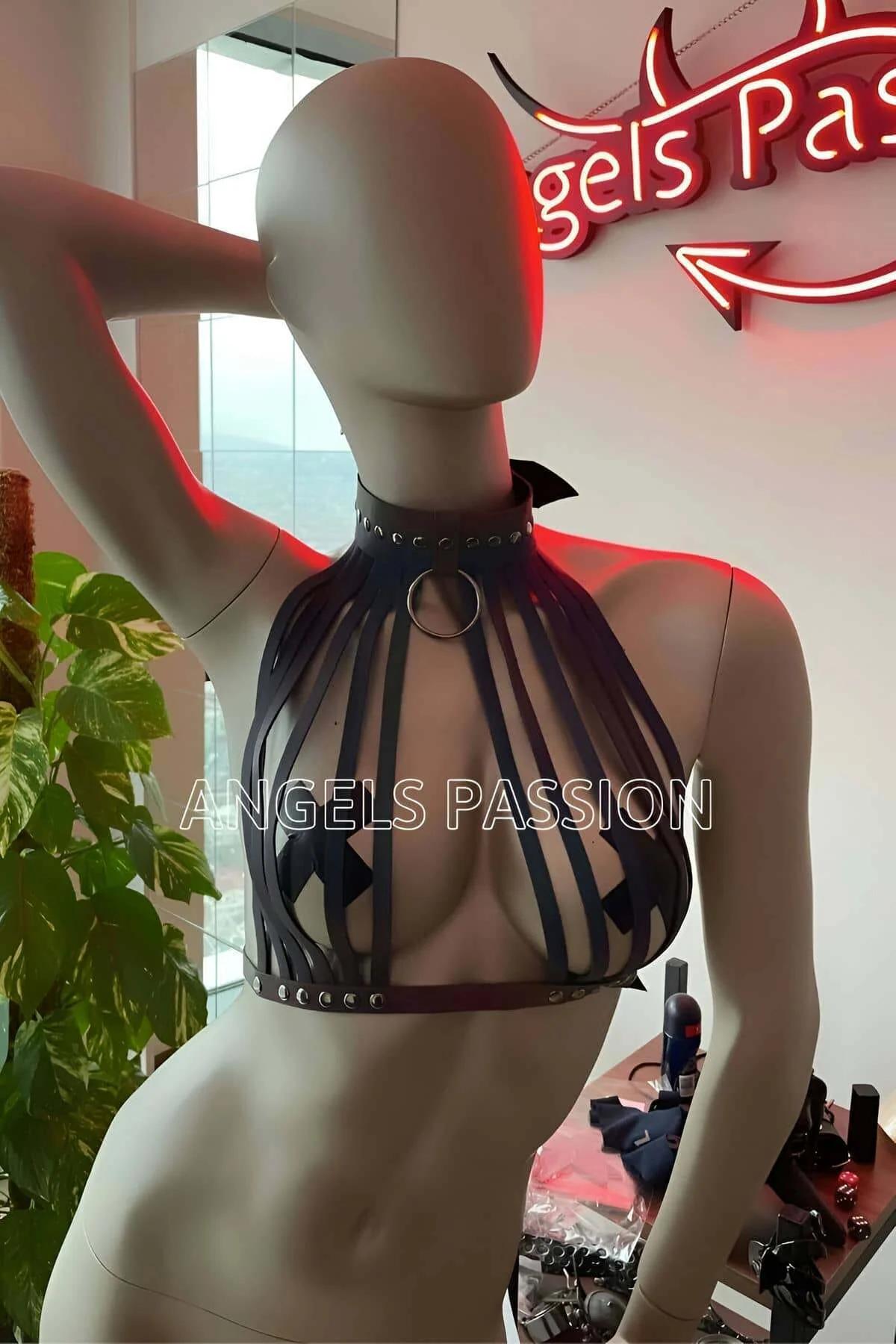 gövdede tam askı uzunluğunu gösteren siyah pantolon üzerine dökülen iridescent çok askılı harness