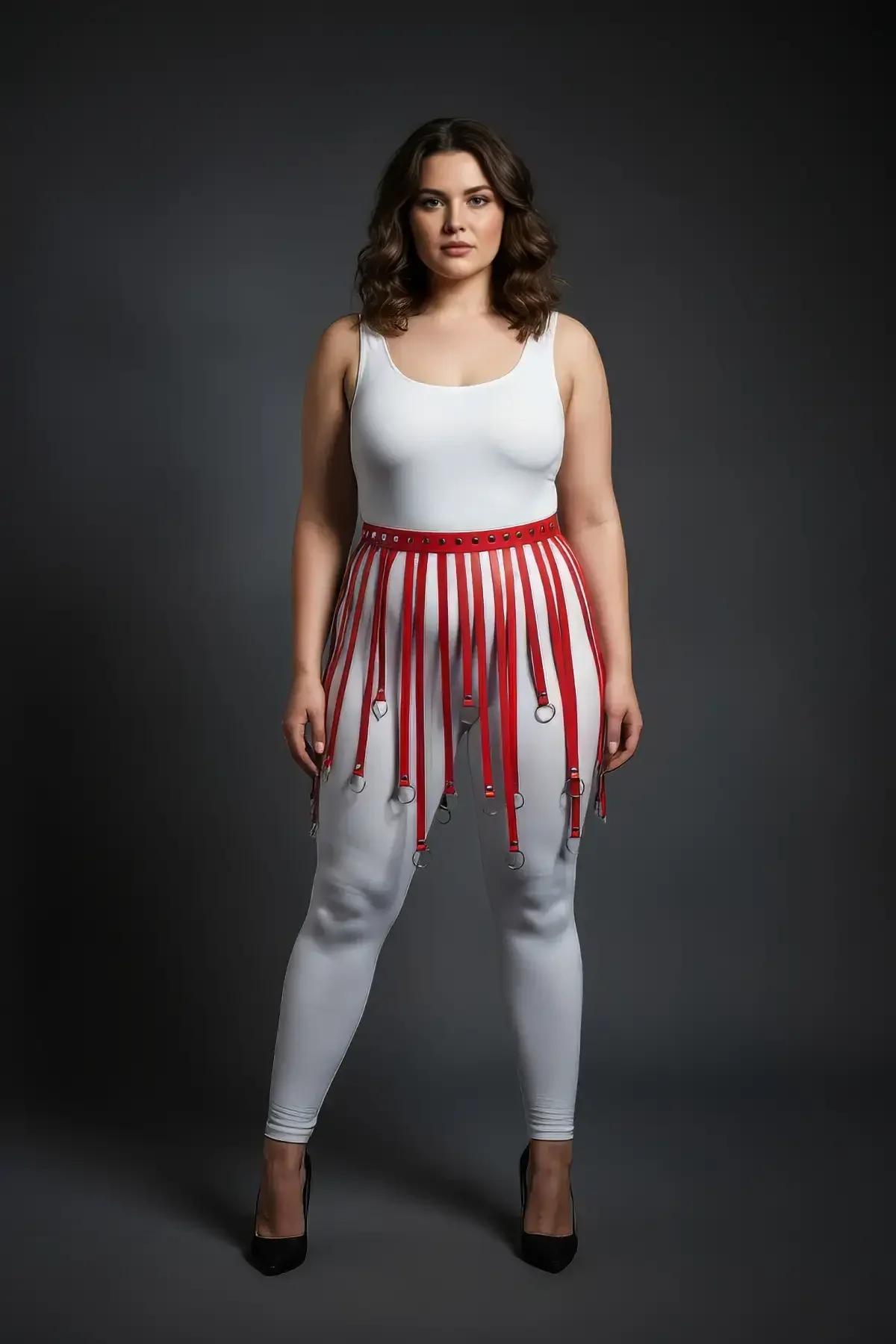 Beyaz dar kot ve body üzerine layered kırmızı püskül harness etek, tam boy görünüm
