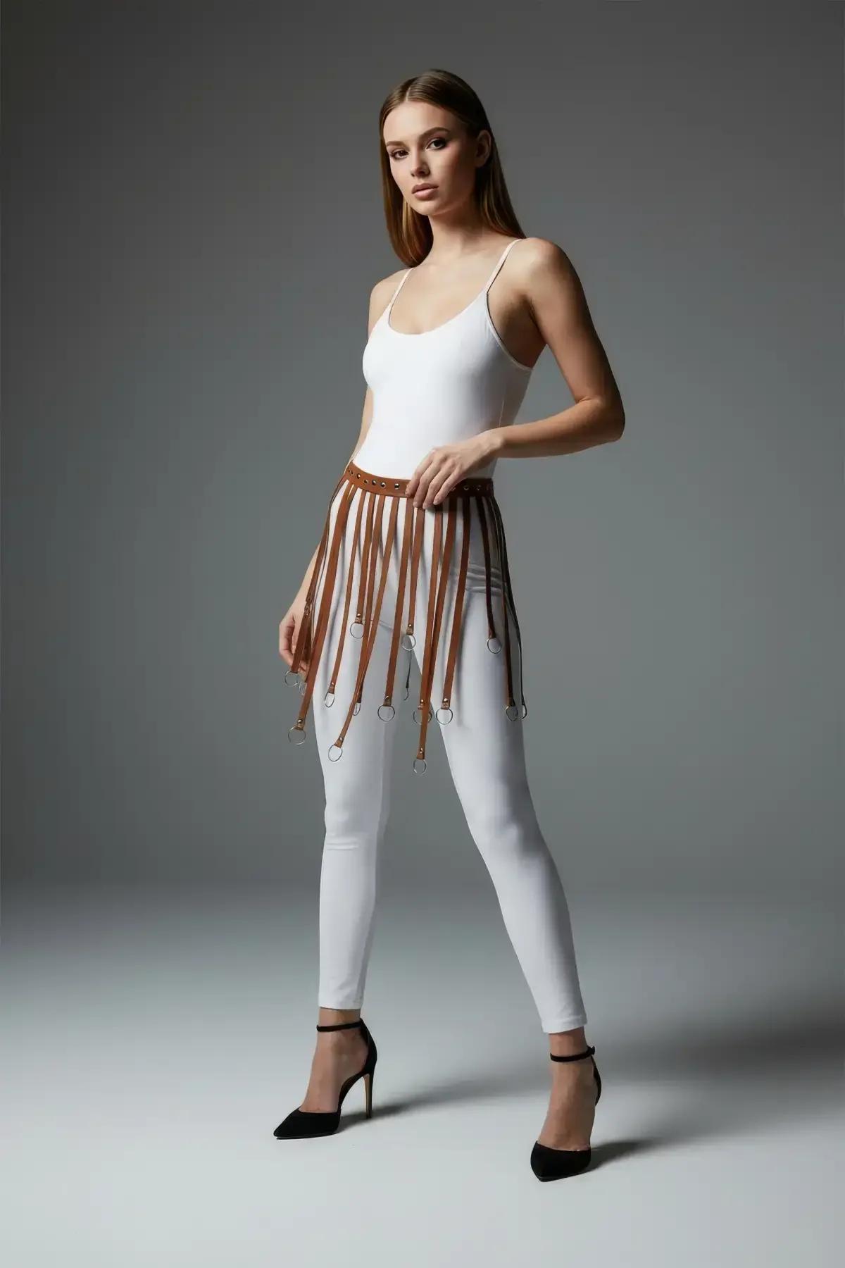 Kalça uzunluğu sallantı askı boyutunu gösteren beyaz body üzerinde katmanlı ten vegan deri bel harness