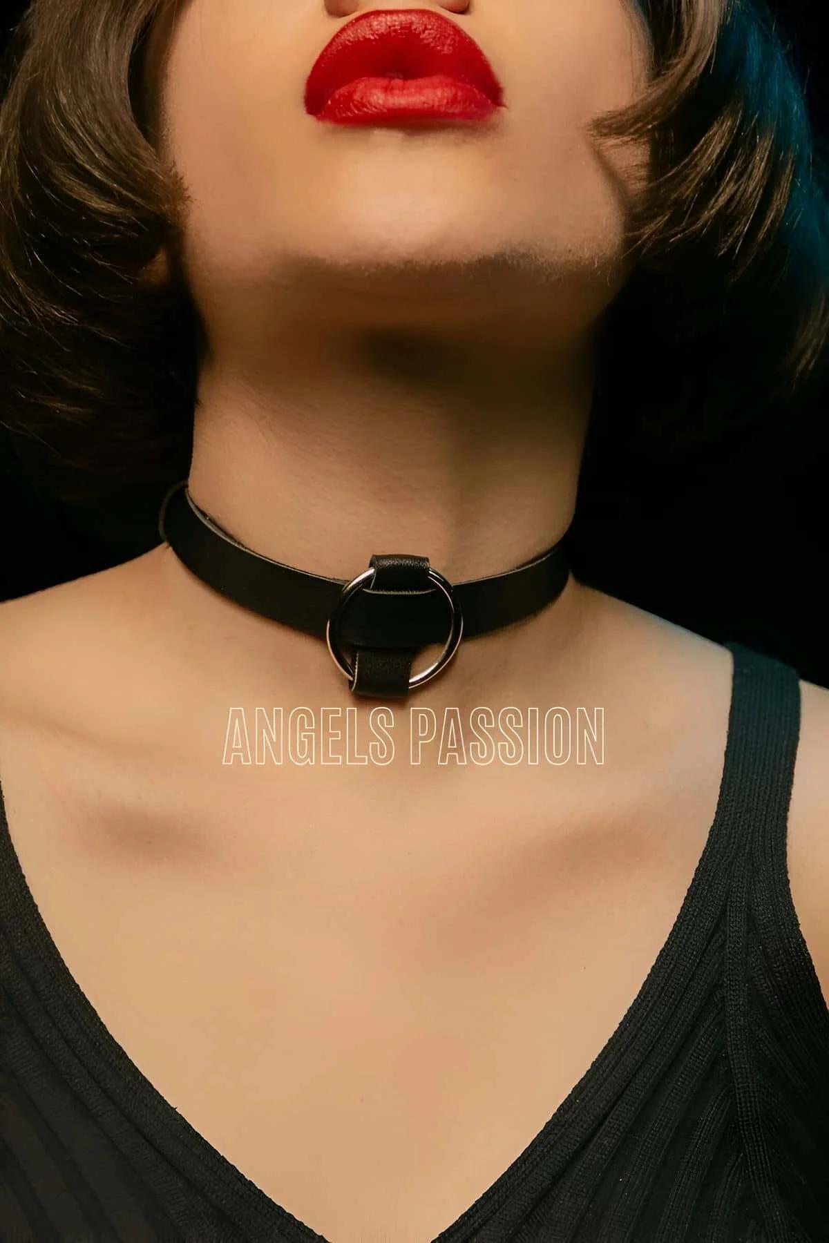 band genişliği ve ayarlanabilir arka kapamayı gösteren siyah suni deri çoker kolye düz yatış