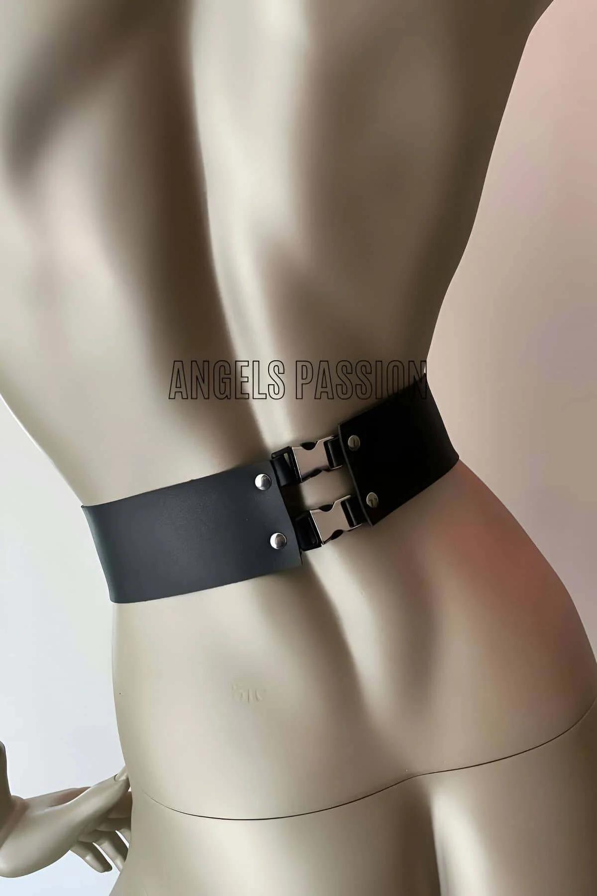 Köprücük kemiğinde gümüş O-halka konnektörlü siyah vücut harness göğüs askıları, önden görünüm