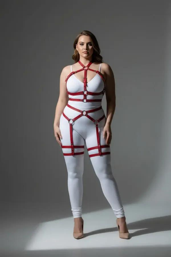 Modelde gümüş O-halkalı ve uyluk jartiyer askılı kırmızı vegan deri tam vücut harness ön görünüm