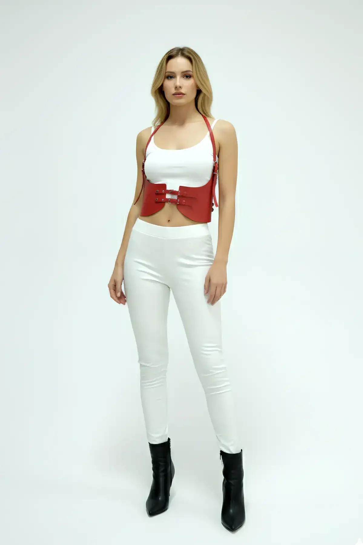 Kırmızı underbust harness üzerinde ayarlanabilir halter askı detayı, koyu mat çinko alaşım donanım