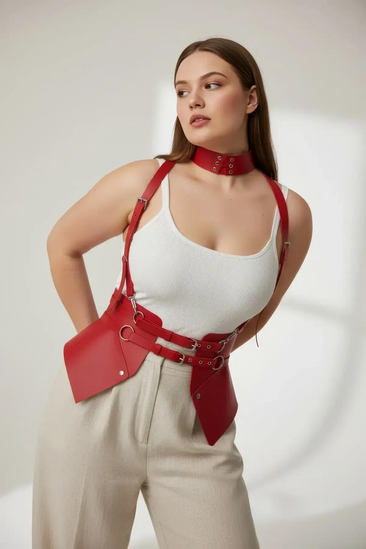 ayarlanabilir bel bandında gümüş O-halka kalça detayı yakın çekim geniş kırmızı korse harness