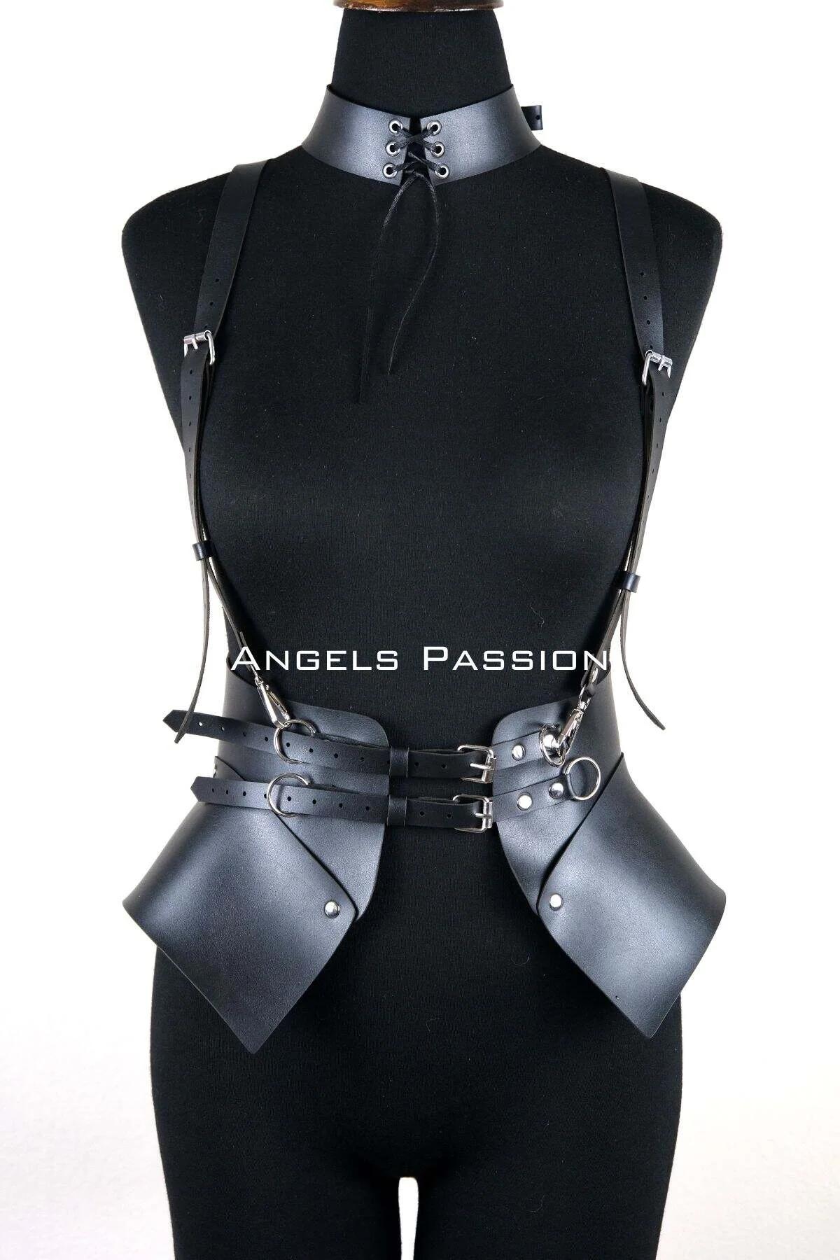 Dar beyaz bodysuit üzerine katmanlı yan panelli siyah yapılandırılmış harness tam uzunluklu görünüm