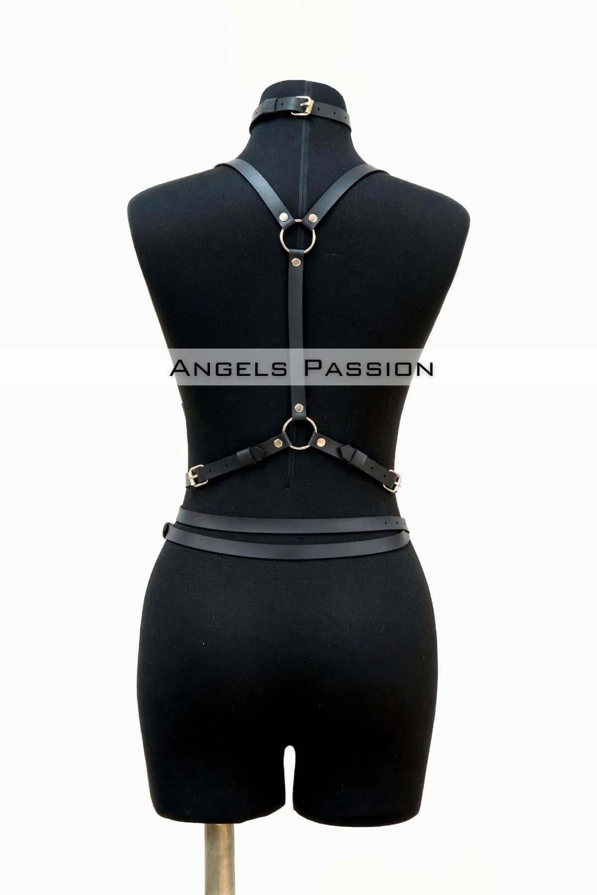 Yüksek belli siyah pantolon ile beyaz bodysuit üzerine stilize edilmiş siyah suni deri harness ve çoker seti