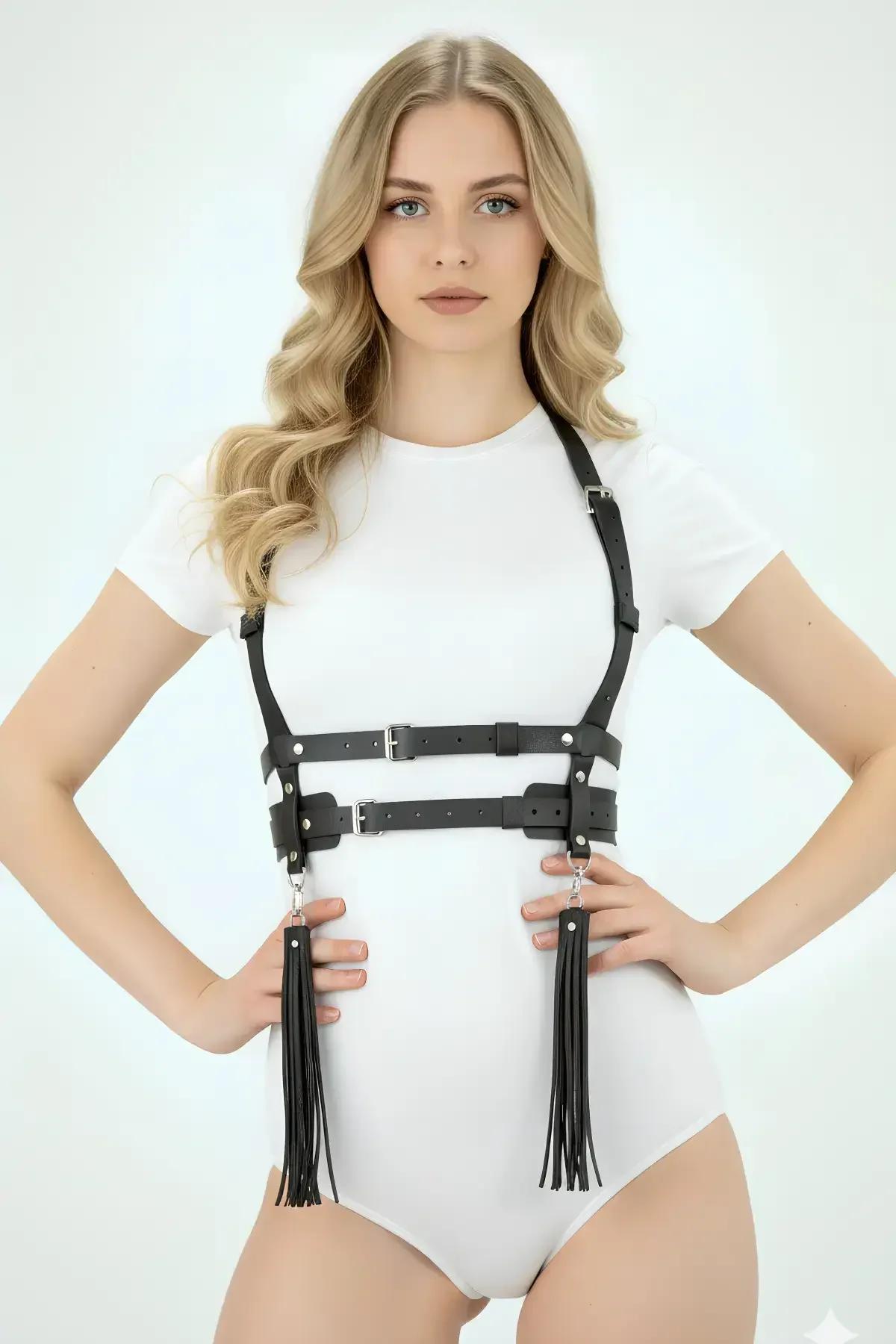 Dört gümüş toka ve iki püskül klipsiyle düz sergilenen siyah suni deri harness, tam askı düzeni