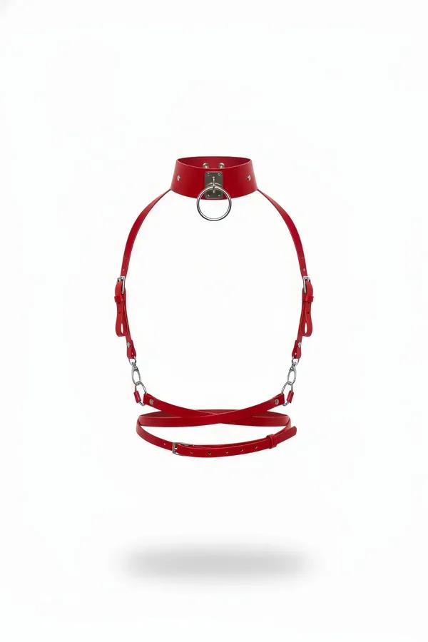 Geniş O-halka boyunluk, çapraz göğüs askıları, gümüş zincir halkalar ve ayarlanabilir bel ile kırmızı suni deri vücut harness