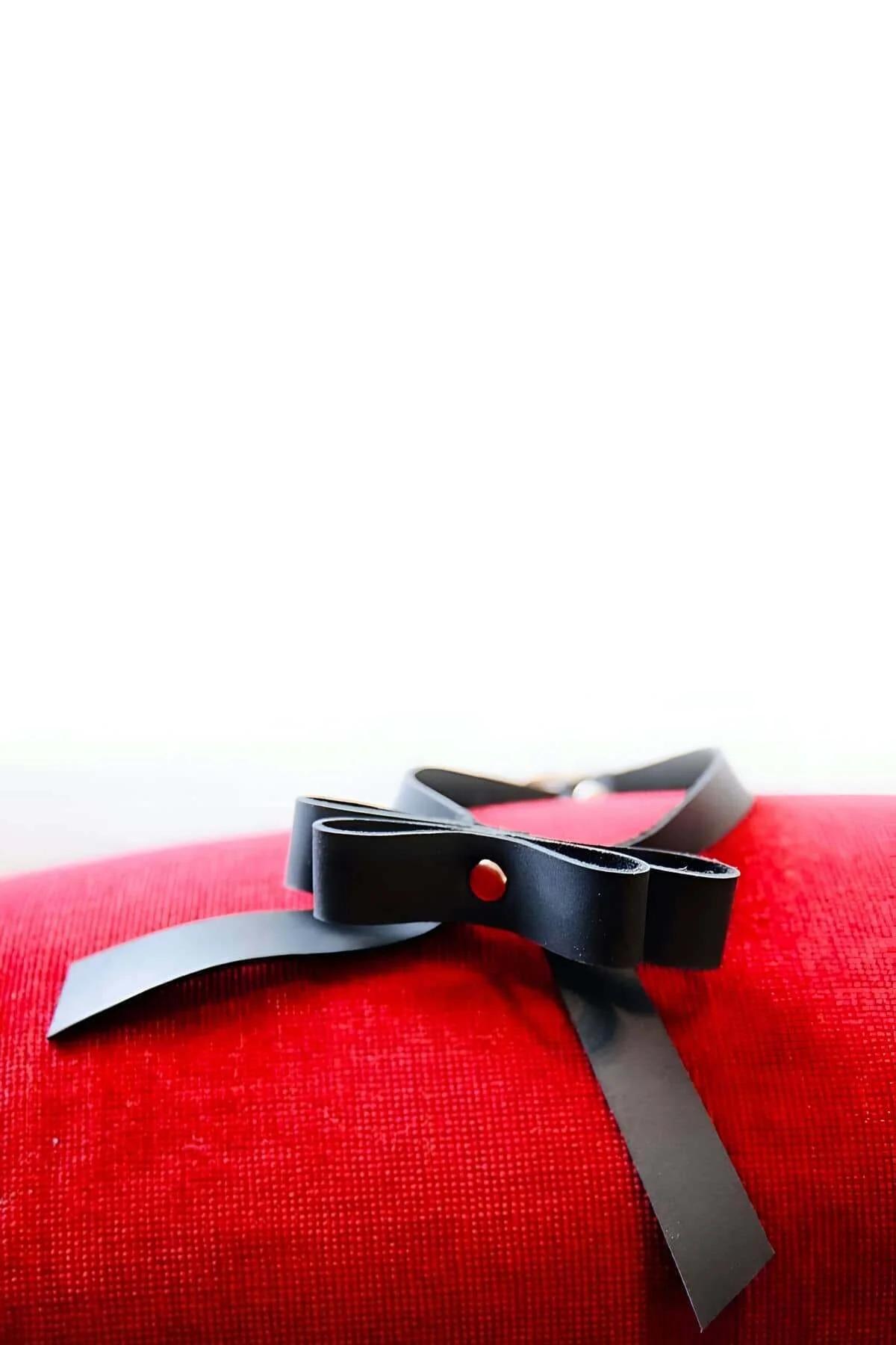 siyah deri choker fiyonk bağı önden görünüm nikel içermeyen perçin detay