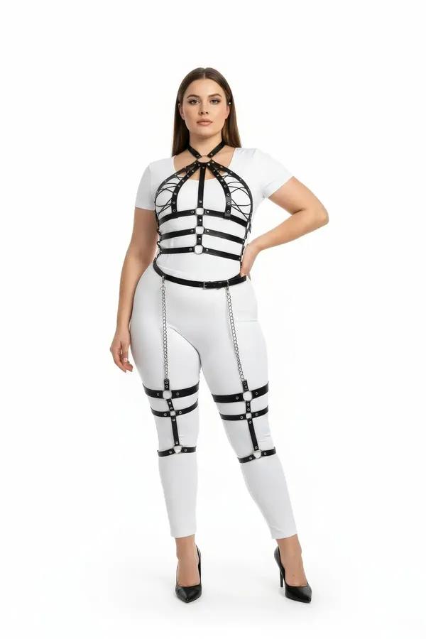 Gümüş zincir uyluk düşüşleri ve çapraz göğüs kafesiyle büyük beden siyah suni deri tam vücut harness, beyaz kıyafet üzerinde