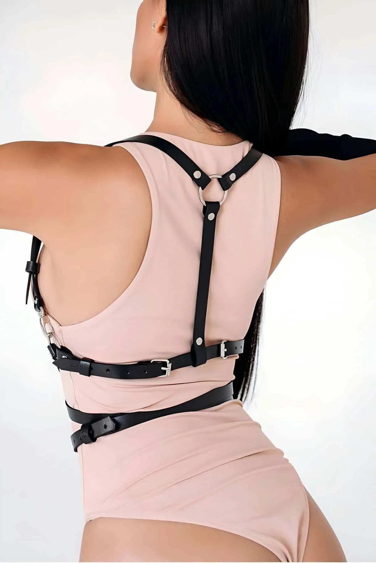 pudra bodysuit üzerinde tam gövde sarma konfigürasyonu gösteren siyah çok askılı göğüs harness