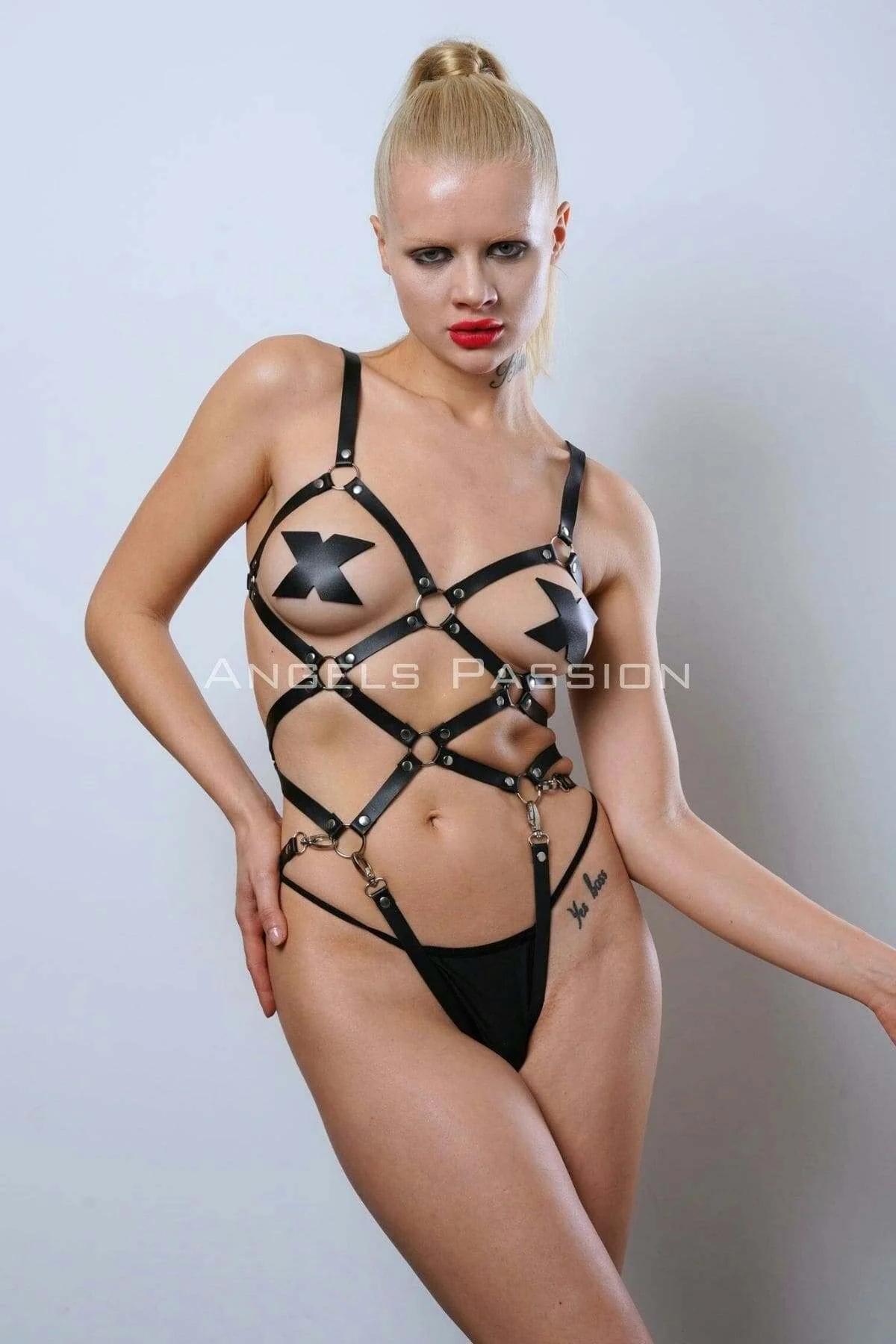 Geometrik kafes desende gümüş O-halkalar ve perçin zımbalarla siyah suni deri askılı vücut harness