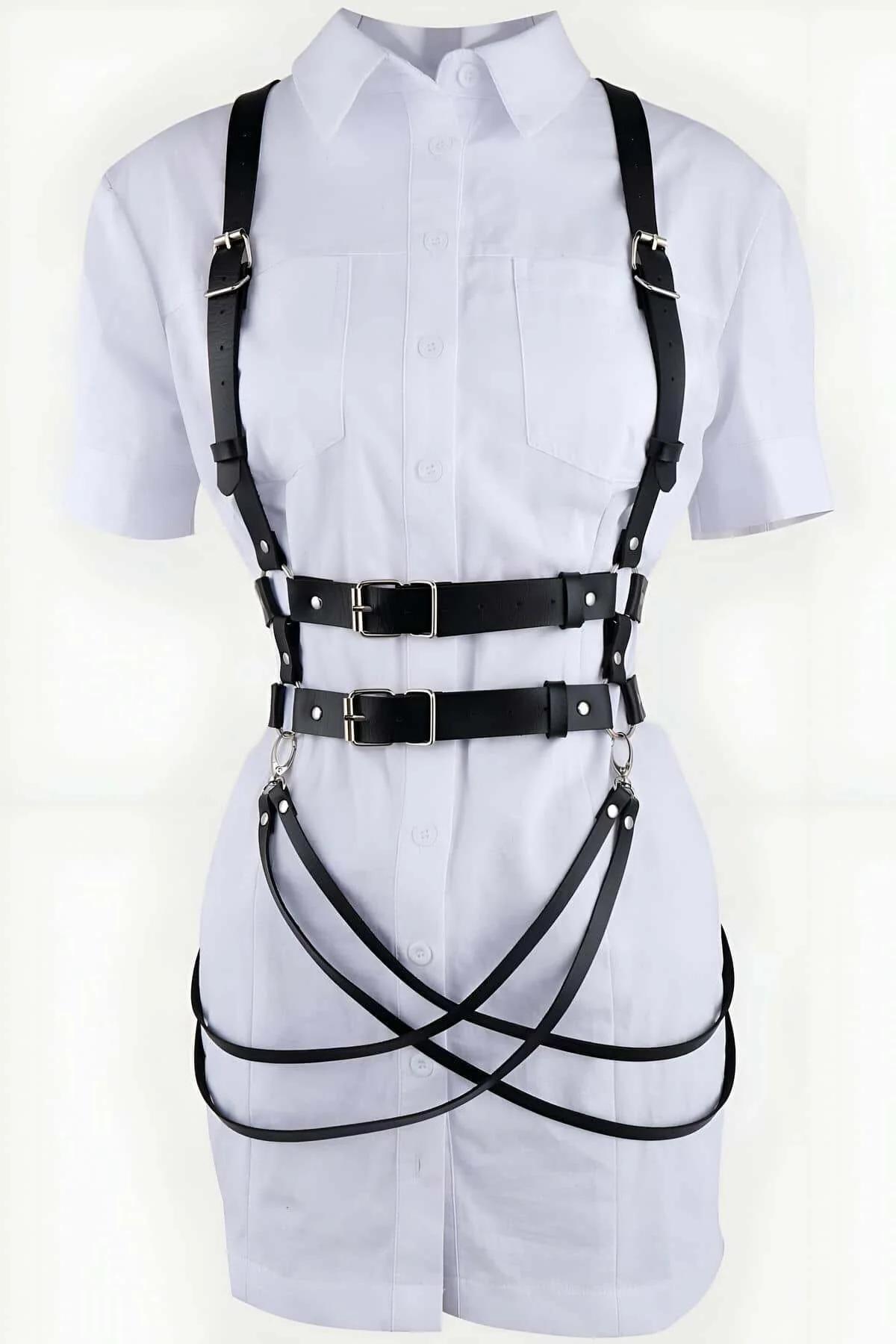 Beyaz arka planda gümüş kaydırıcı aksesuarlı siyah vücut harness omuz askısı ayar detayı