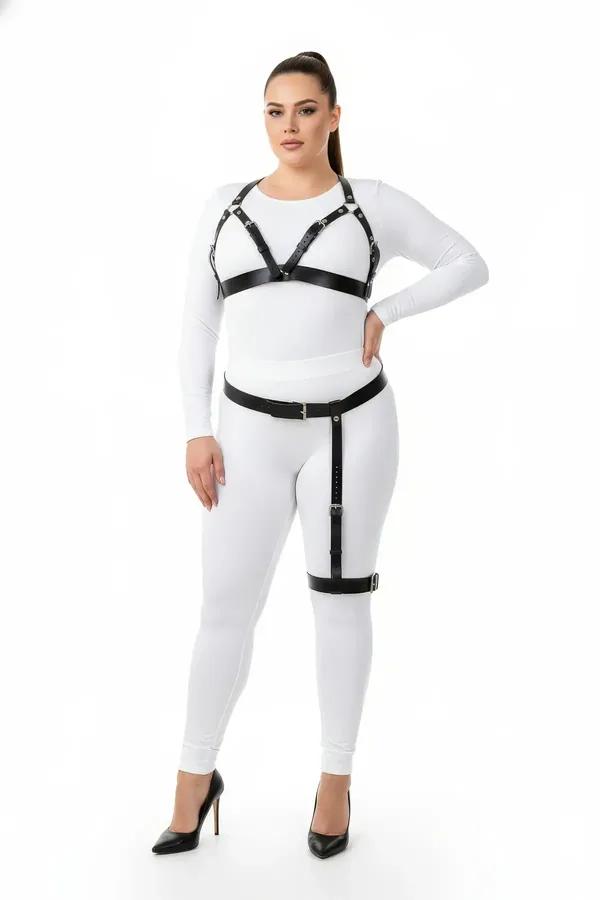 Gümüş toka donanımlı siyah suni deri harness sütyen ve uyluk jartiyer seti, beyaz bodysuit üzerinde