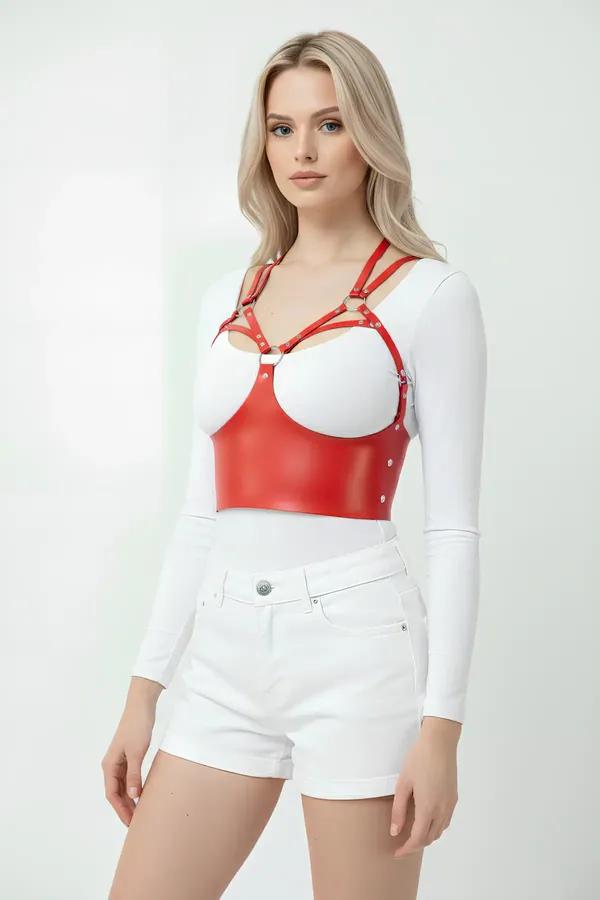 Kırmızı suni deri panel göğüs harness, gümüş O-halkalar ve zımba perçinler, beyaz uzun kollu üst üzerinde