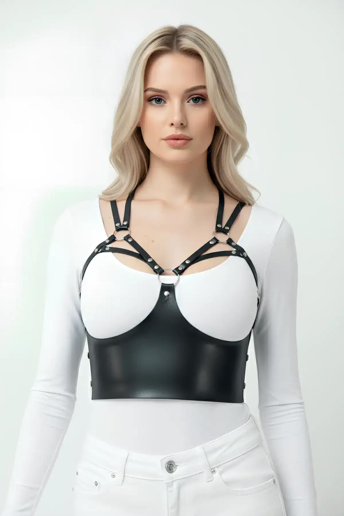 Tam göğüs altı bant genişliği gösteren beyaz mayo üzerine katmanlı siyah askılı suni deri harness