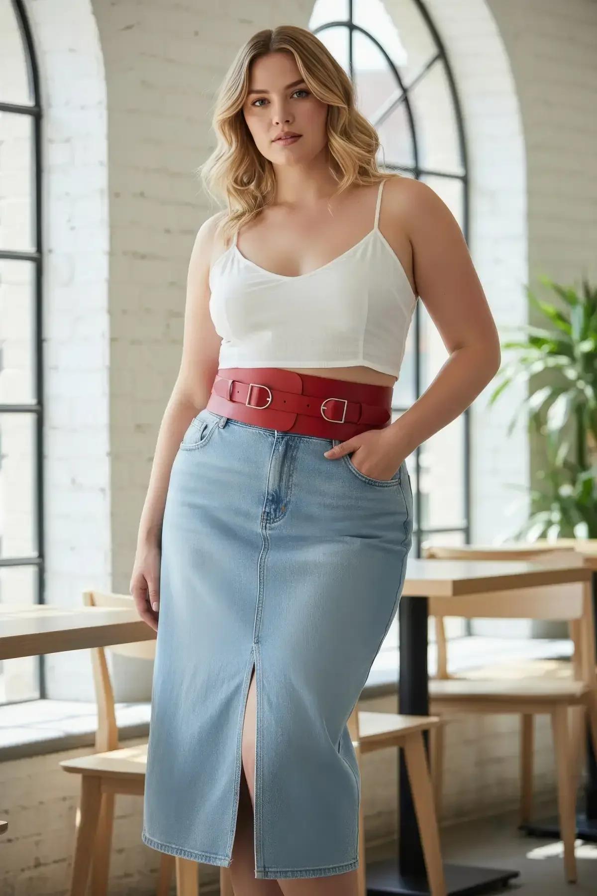 kırmızı PU geniş kemer beyaz crop top ve açık mavi kot pantolon kombininde büyük beden kullanımı