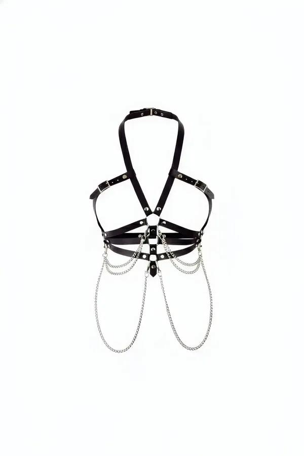 Beyaz fon üzerinde üç dökümlü gümüş zincir ve zımba perçinli siyah suni deri halter vücut harness