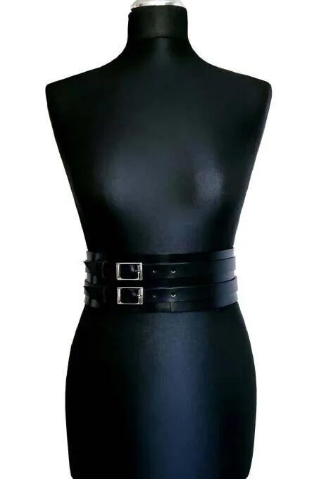Manken üzerinde iki gümüş dikdörtgen toka ile siyah suni deri geniş bel kemeri harness