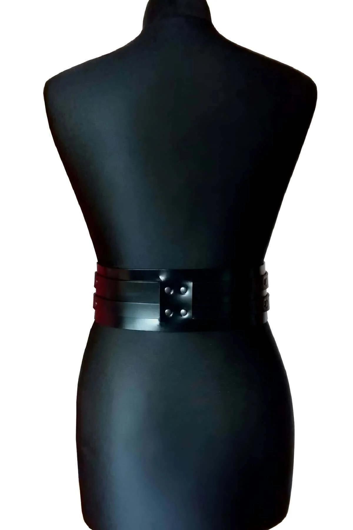 Gövde üzerinde giyilen 10 cm tam bant genişliği gösteren geniş siyah bel harness kemeri