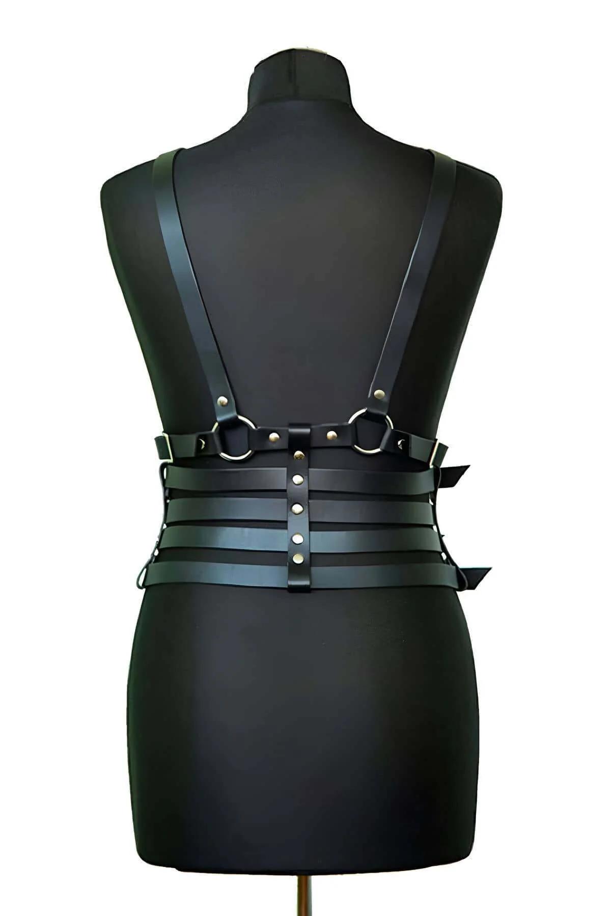 Manken üzerinde dört yatay bel askılı siyah vücut harness, yandan profil