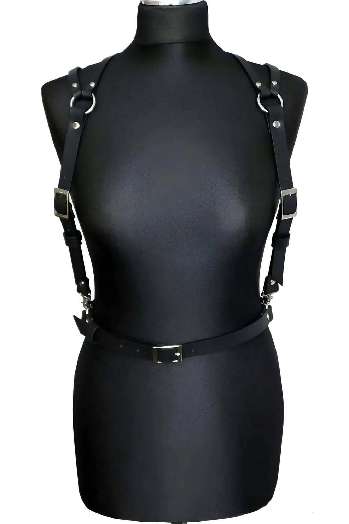 Dört gümüş toka ve yapısal omuz askısı konfigürasyonlu mat siyah vegan deri harness