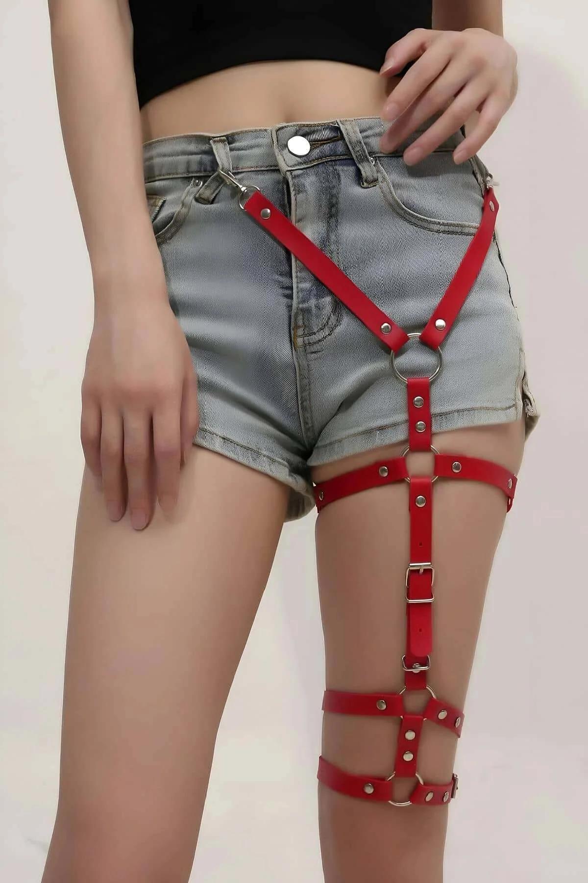 Gümüş donanımla üst ve alt uyluğu saran ayarlanabilir kırmızı jartiyer harness askıları