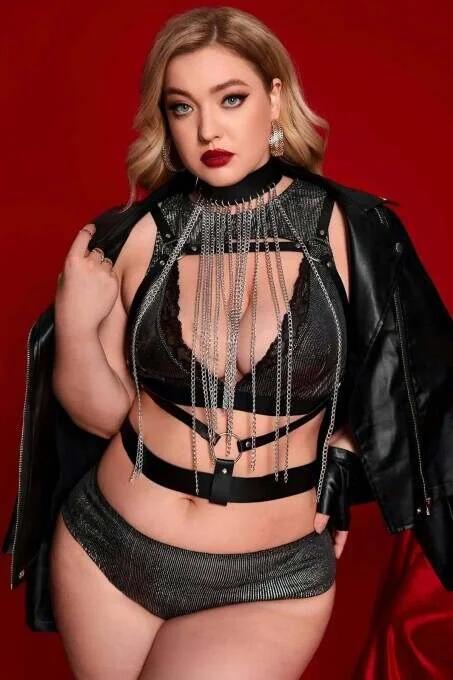 Siyah PU deri harness gümüş metal O-halkalar ve toka detayı yakın çekim