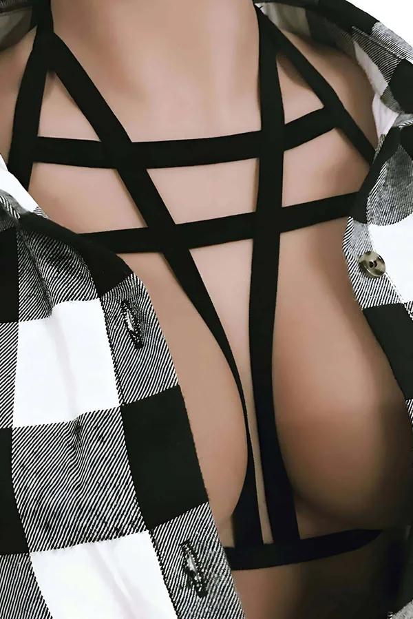 Siyah elastik bantlı geometrik çapraz göğüs harness ekose gömlek üzerinde