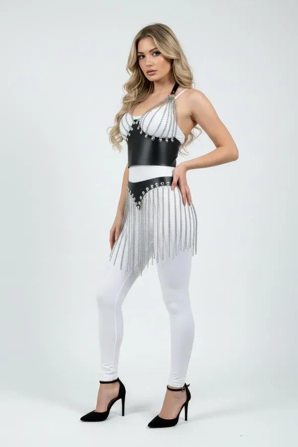 Rhinestone zımba süsleme ve dökülen gümüş zincir püsküllü siyah suni deri korse harness, ön üç çeyrek görünüm