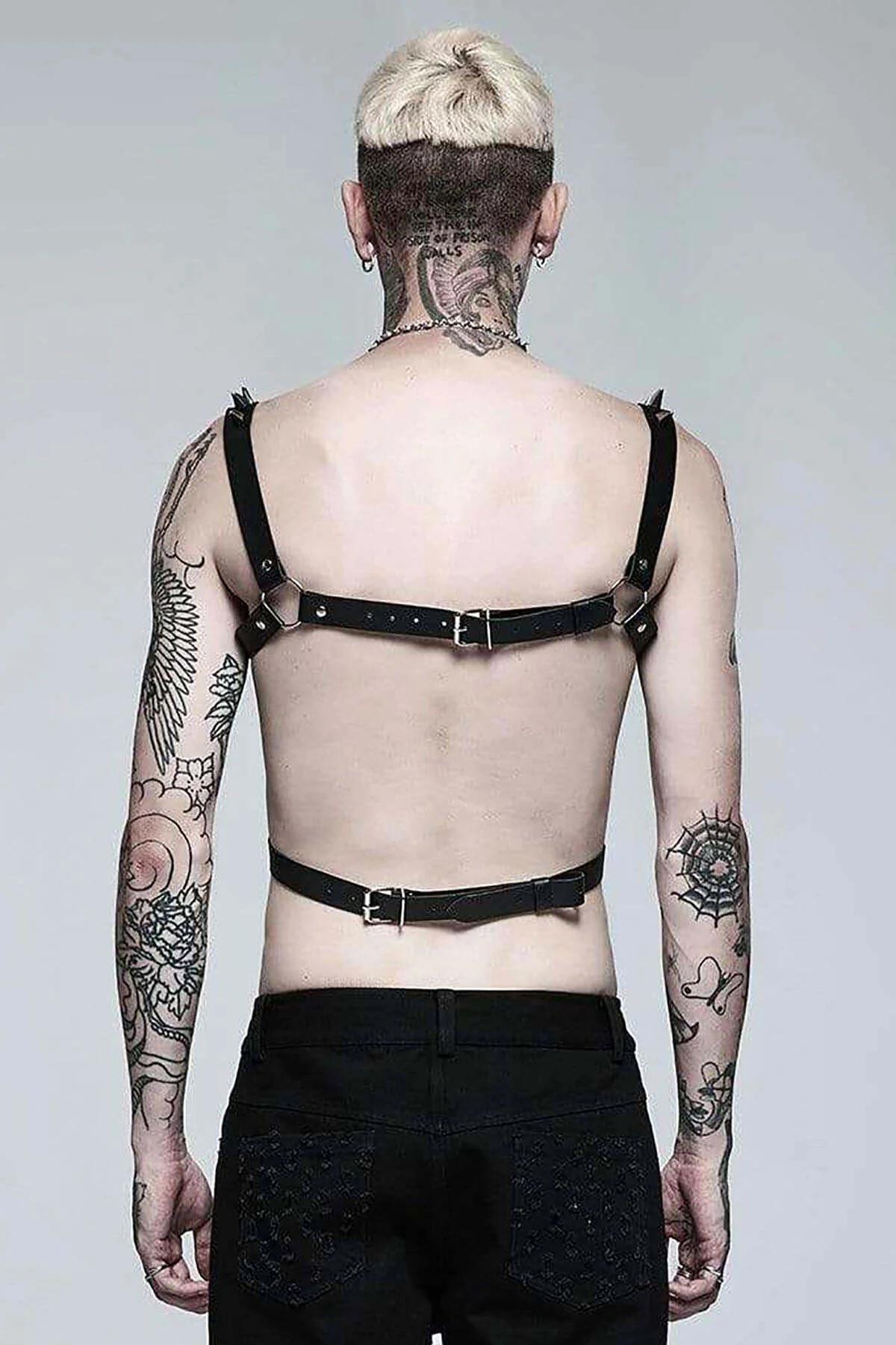 Siyah PU deri erkek göğüs harness askısındaki ayarlanabilir toka detayı