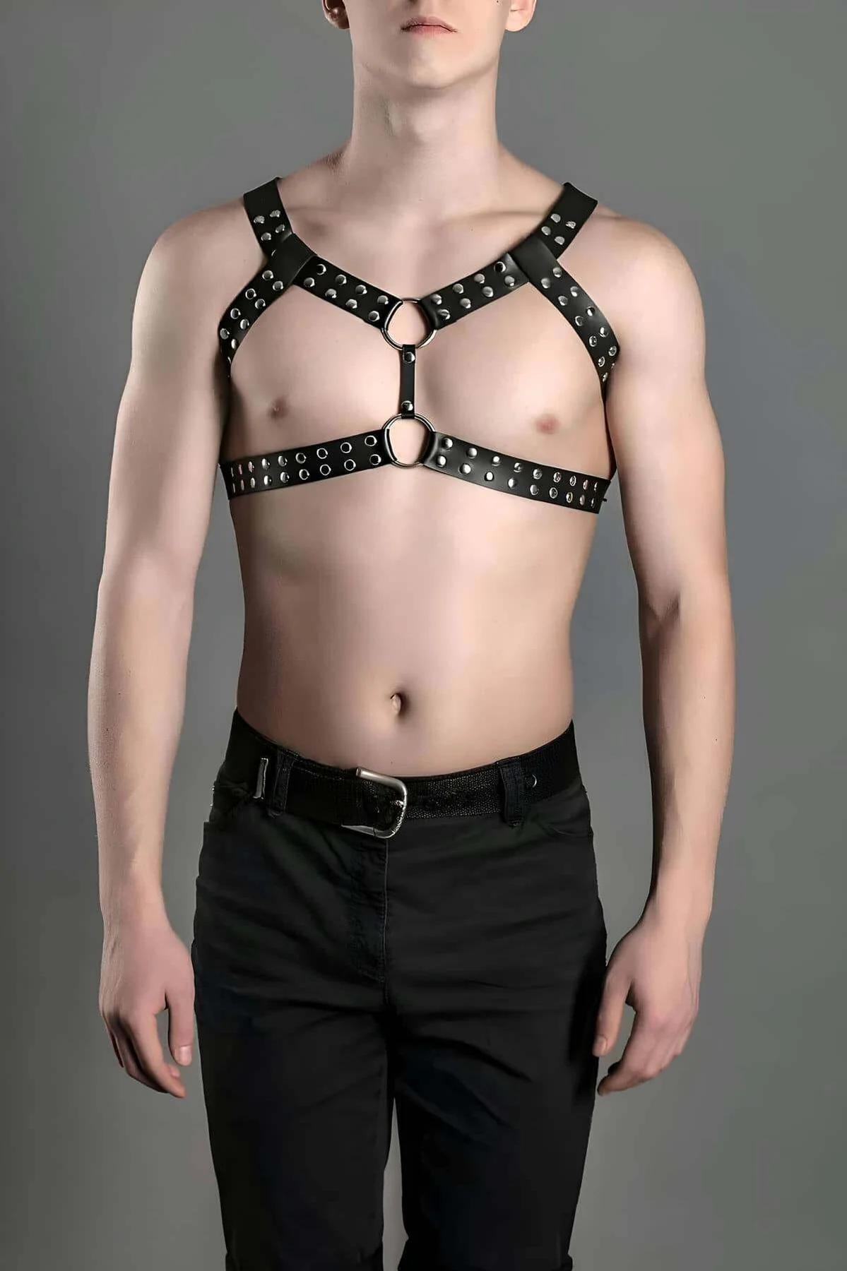 Erkek modelde X-askı yapısında çift gümüş O-halkalı ve kubbe zımbalı siyah suni deri göğüs harness