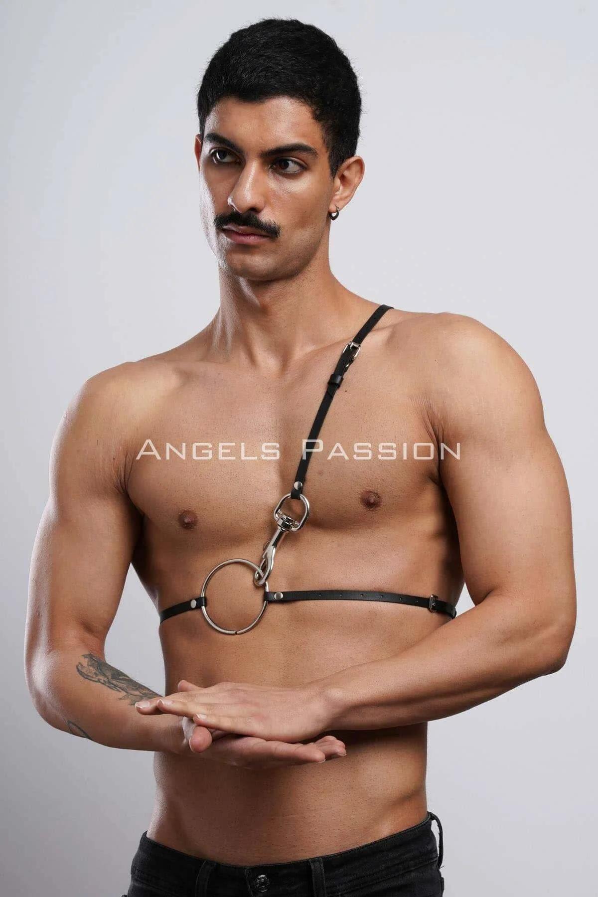 Çıplak torso üzerinde yatay bant ve bant yerleşimini gösteren erkek siyah O-halka harness