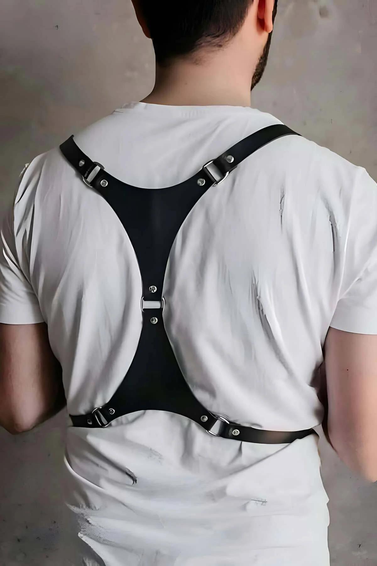 Göğüs harness setinin yanında düz serili gümüş tokalı siyah suni deri bilek manşeti