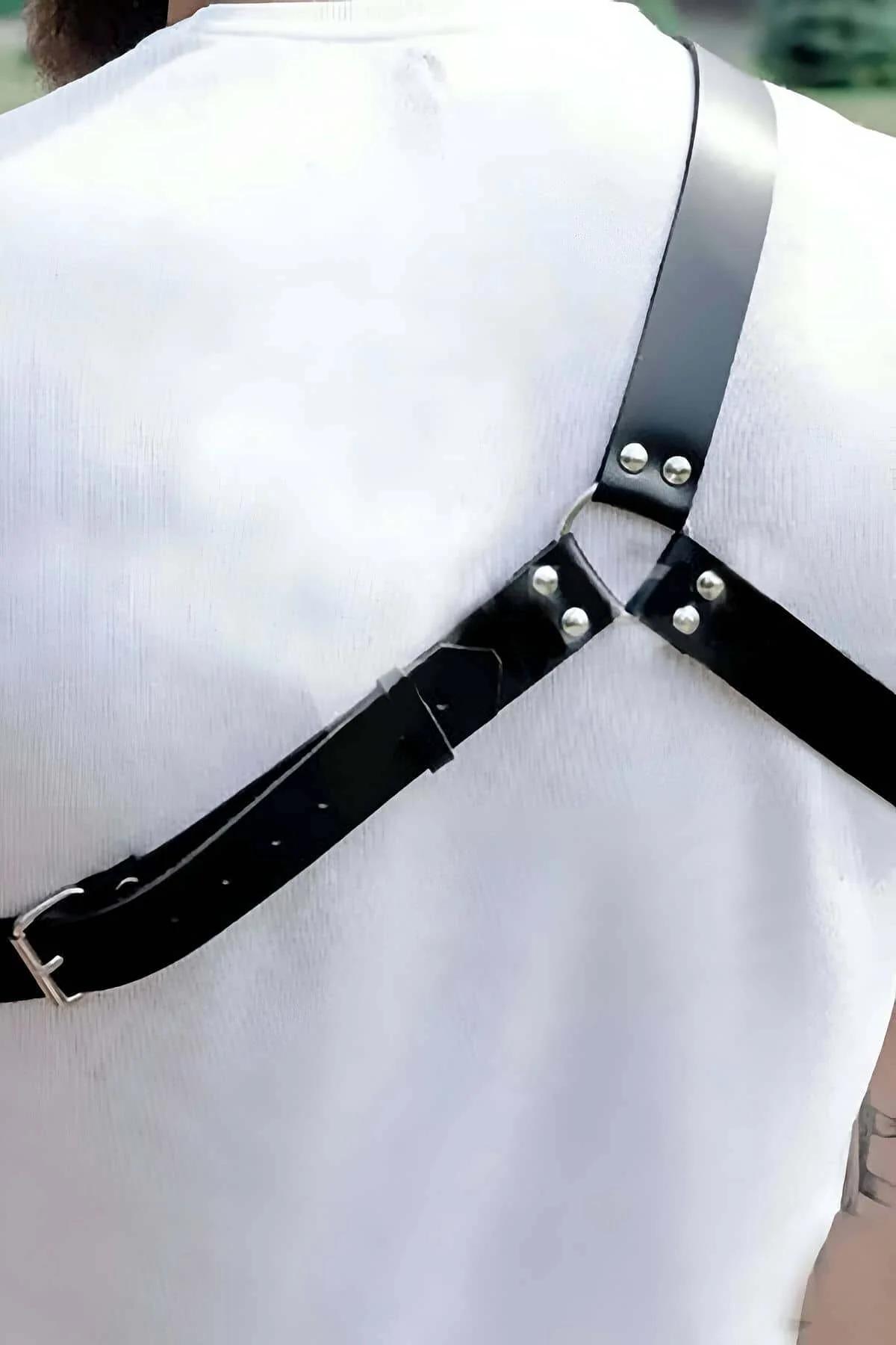 3 cm askı genişliği ve zımba süsleme gösteren siyah PU deri çapraz göğüs harness detayı