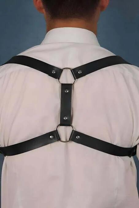 Siyah suni deri sırt harness bantlarındaki gümüş O-halka bağlantı noktası, yakın çekim