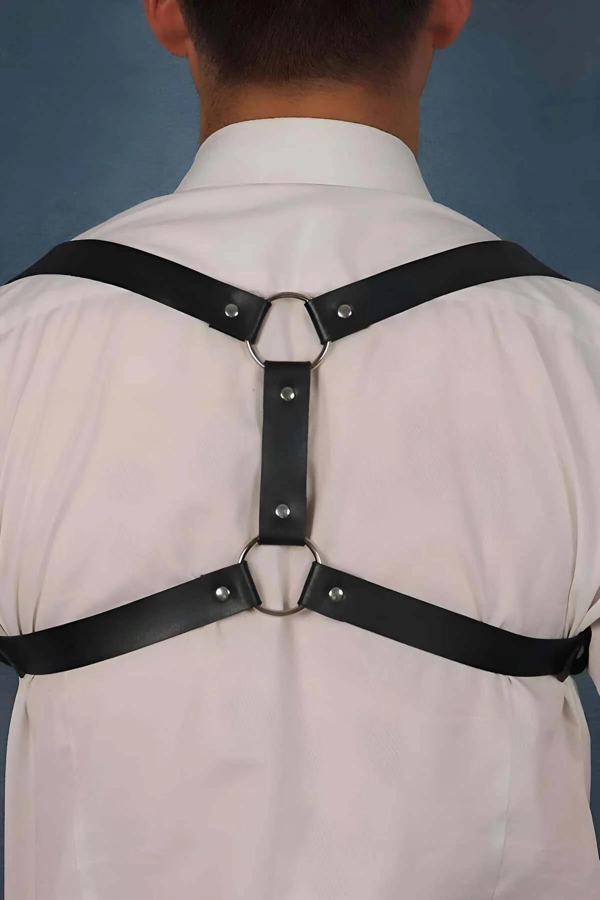 Perçin donanımlı ve çapraz bantlı ayarlanabilir siyah sırt harness, arka görünüm