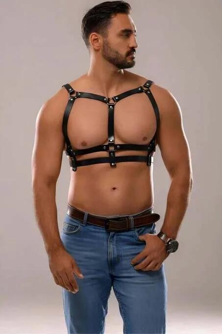 Erkek modelde çift yatay bantlı ve gümüş perçin donanımlı siyah suni deri göğüs harness