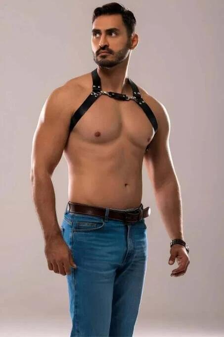 siyah PU deri erkek harness iki yatay bant gümüş toka ve perçin detayı yakın çekim