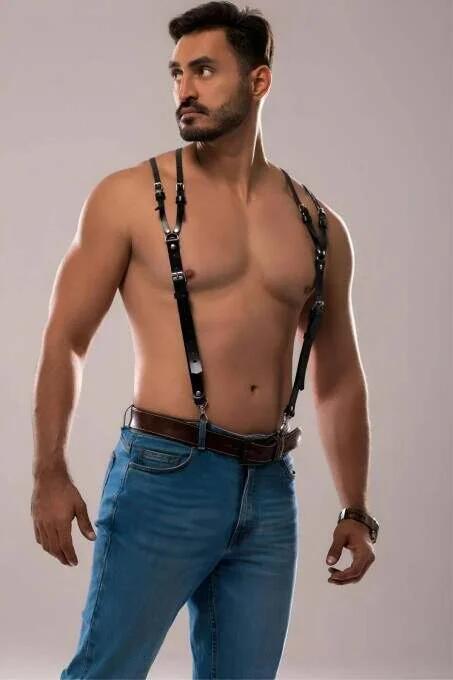 Siyah PU deri omuz harness askısındaki gümüş tonlu metal toka, yakın çekim